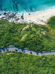 uma vista aérea de uma estrada ao lado de uma praia em Park Hyatt Sanya Sunny Bay Resort em Sanya