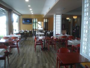 a dining room with tables and chairs in a restaurant at HOSTAL CID in Ourense