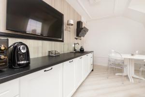 Kuchyňa alebo kuchynka v ubytovaní Apartments Tartaczna 2 - Gdansk Old Town by Noclegi Renters