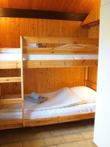 Asgaard emeletes ágyai egy szobában