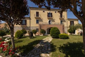 Una casa grande con un jardín enfrente. en Masseria Grande en Montecilfone