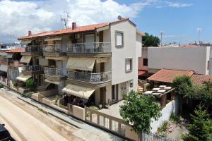 ein Apartmenthaus mit Balkon in einer Stadtstraße in der Unterkunft Ofrinio Central Apartments in Ofrynio