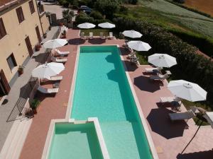 an overhead view of a swimming pool with umbrellas at Masseria Grande Hotel - Ristorante in Montecilfone