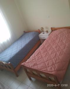 Habitación con 2 camas individuales y termottermott en Galini, en Tripolis