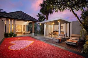 
a red carpeted area with a red carpeted area with a red carpet at Villa Kayu Lama in Ubud
