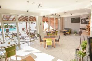 un ristorante con tavoli e sedie e una piscina di Villa Kotlar a Ohrid