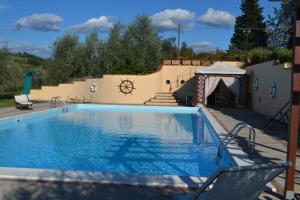a swimming pool in a backyard with a house at Turignano Apartment in Montespertoli