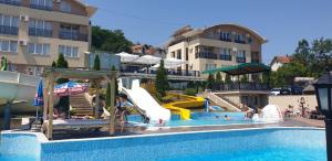 una piscina con scivolo in un resort di Sunny Hill Apartments & Aqua Park a Vrnjačka Banja