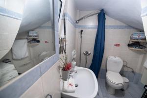A bathroom at Villa Gerasimoula