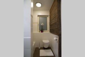 a bathroom with a toilet and a window and a sink at Wohnung im Herzen von Ludwigsburg in Ludwigsburg