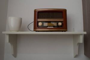 Un estante blanco con una pequeña radio. en Wohnung im Herzen von Ludwigsburg en Ludwigsburg