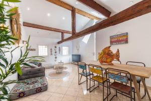 a dining room with a wooden table and chairs at Le Kocoon hyper T3 centre proche plage in Bandol