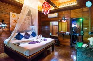 Кровать или кровати в номере Baan Habeebee Resort