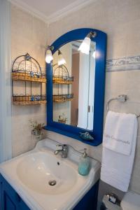 A bathroom at Villa Gerasimoula Még 37 kép