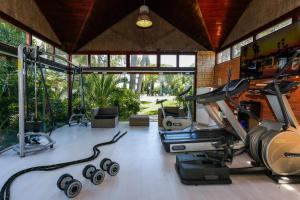 een fitnessruimte met cardio-apparatuur in een kamer bij Colonial Planet Costa Dorada in Vilaseca de Solcina