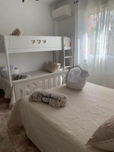 ein Schlafzimmer mit einem Kinderbett und einem Etagenbett in der Unterkunft Casa Vista Nevada in Güéjar-Sierra