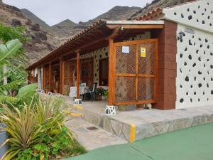 a house with a patio and mountains in the background at Apartment Izcague Castilla in Lomito Fragoso y Honduras