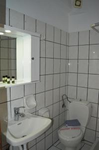 A bathroom at Hotel Kalimera Apartments