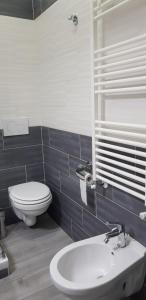 La salle de bains est pourvue de toilettes blanches et d'un lavabo. dans l'établissement Holiday B&B, à Vico del Gargano