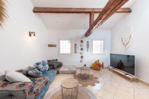 a living room with a couch and a tv at Le Kocoon hyper T3 centre proche plage in Bandol