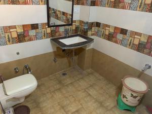 Un baño de Vinayak Guest House