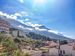 Vue sur une ville avec une montagne en arrière-plan dans l'établissement Villa Marija, à Baška Voda