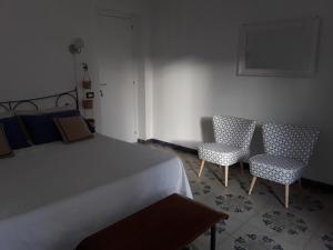 リーパリにあるDolce Casaのベッドルーム1室(ベッド1台、椅子2脚付)