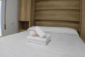 A bed or beds in a room at Agi Arago Studio