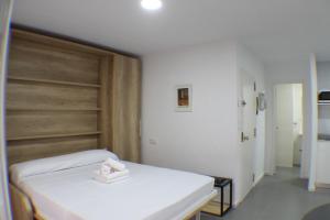 A bed or beds in a room at Agi Arago Studio