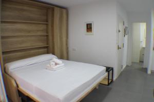 A bed or beds in a room at Agi Arago Studio