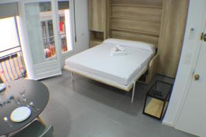 A bed or beds in a room at Agi Arago Studio