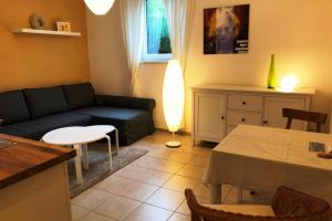 ein Wohnzimmer mit Couch und Tisch in der Unterkunft Ferienapartment am See mit Yogaraum und Kajak SUP Verleih in Heidesee + 9 Fotos