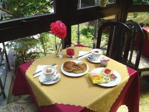 un tavolo con due piatti di cibo e tazze di caffè di Hotel Adler a Milano