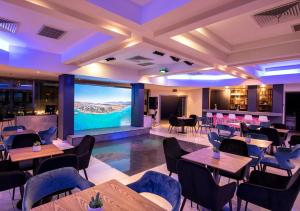 TV at/o entertainment center sa Brown Lighthouse Eilat, a member of Brown Hotels