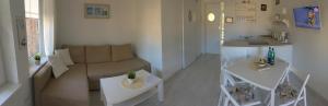 sala de estar con sofá y mesa en Apartamenty Owocowe en Rowy
