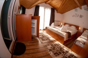 En eller flere senge i et værelse på Karol