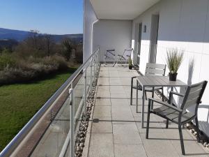 Balkón nebo terasa v ubytování Kaiser - Ferienwohnungen Dreiburgenblick