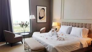 En eller flere senger på et rom på Horizon Manor Hotel