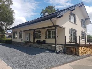a white house with a gambrel roof at Lindenhaus in Weywertz