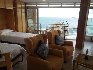 um quarto de hotel com vista para o oceano em Torresol em Benidorm