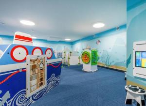 a childs room with a pirate ship themed room at Bodnar Apartamenty Nadmorskie Tarasy Port in Kołobrzeg