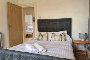 Tempat tidur dalam kamar di Central St Leonards on sea Apartment