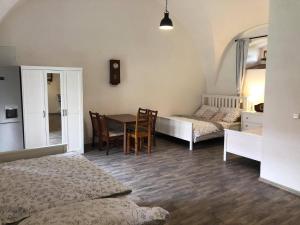 een kamer met een bed en een tafel en stoelen bij Penzion a hospoda Na statku in Hluboká nad Vltavou