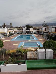 コスタ・デル・シレンチオにあるGreen Holidayのホテルのスイミングプールの景色を望めます。