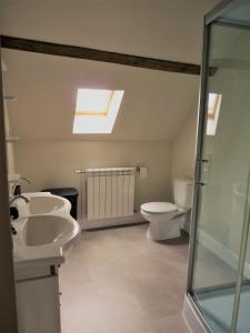 a bathroom with two sinks and a toilet at Een prachtige Gîte in Frankrijk Chez Gerard in Vieilleville