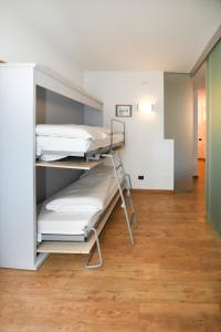 Postel nebo postele na pokoji v ubytování Residenza Alba - Molveno