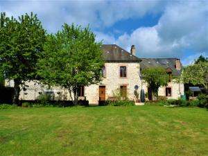 een oud stenen huis met een grote tuin bij Een prachtige Gîte in Frankrijk Chez Gerard in Vieilleville