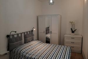 sypialnia z łóżkiem, szafką i komodą w obiekcie Casetta ALU' - il tuo nido a Stampace w Cagliari