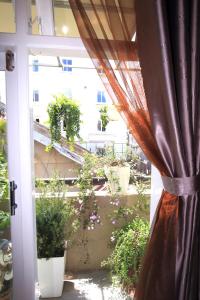 una puerta abierta a un balcón con macetas en Dan Chi Hotel, en Da Lat