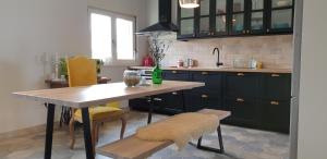 - une cuisine avec une table, des chaises et un évier dans l'établissement Sky apartment Rijeka, à Marinići